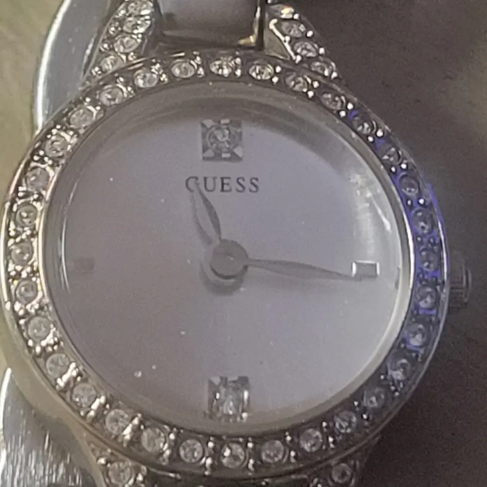 Guess Ladies Watch Elegant Dressy New‎ Battery Rhinestone accents 7 inch band
